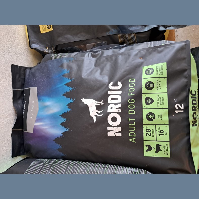 Racinel voksen foder lam og kylling